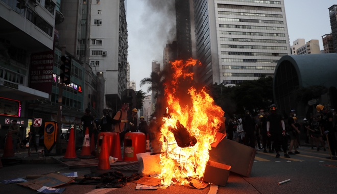 Χονγκ Κονγκ: Νέα επεισόδια μεταξύ διαδηλωτών – αστυνομίας