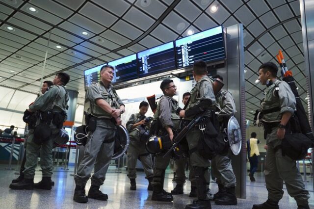 Χονγκ Κονγκ: Η αστυνομία εμπόδισε τους διαδηλωτές να πλησιάσουν στο αεροδρόμιο