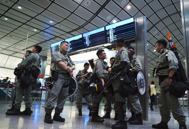 Χονγκ Κονγκ: Η αστυνομία εμπόδισε τους διαδηλωτές να πλησιάσουν στο αεροδρόμιο