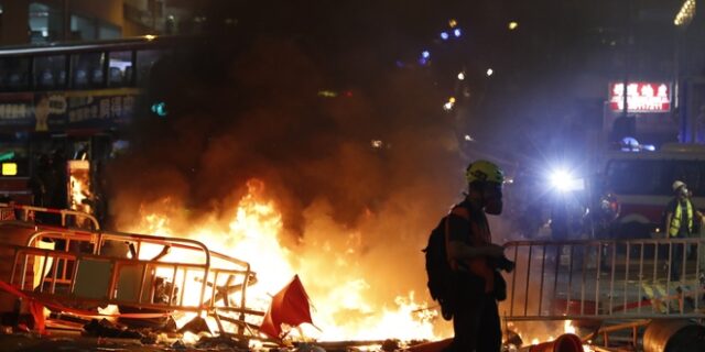Χονγκ Κονγκ: Μολότοφ, δακρυγόνα και δεκάδες συλλήψεις
