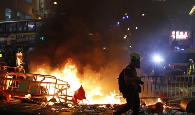 Χονγκ Κονγκ: Μολότοφ, δακρυγόνα και δεκάδες συλλήψεις