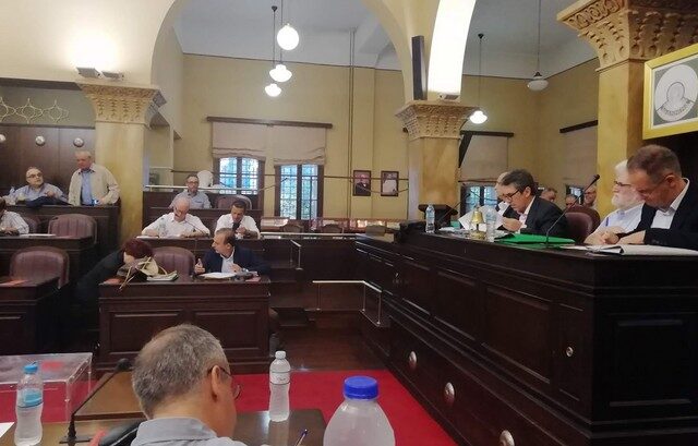 Ιωάννινα: Εργαζόμενοι και συνδικαλιστές διέκοψαν την πρώτη συνεδρίαση του νέου δημοτικού συμβουλίου