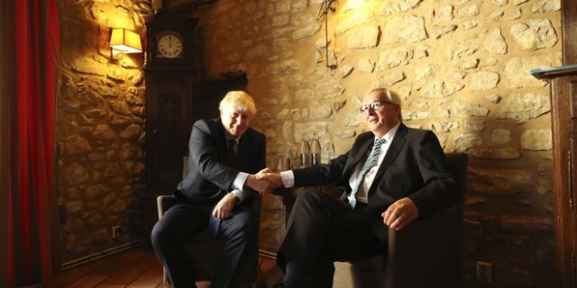Brexit: Προτάσεις για την αντικατάσταση του backstop ζήτησε ο Γιούνκερ από τον Τζόνσον