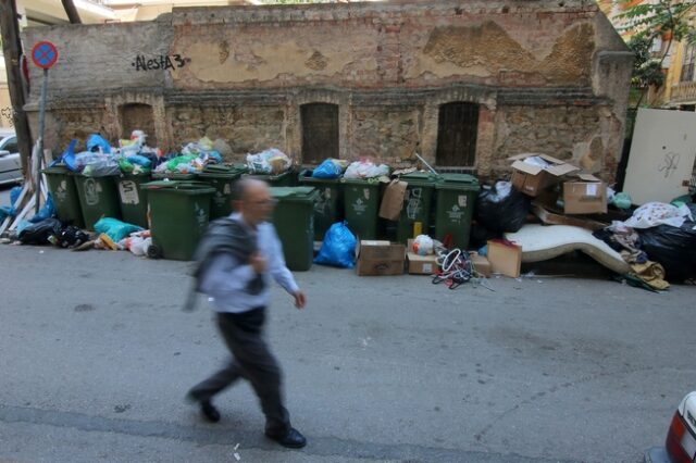 Καθαρή Αθήνα: Ξεκίνησε το τακτικό πλύσιμο των κάδων σε όλη την πόλη