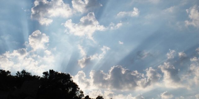 Καιρός: Παροδικές νεφώσεις και τοπικές μπόρες στα ηπειρωτικά ορεινά