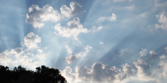 Mπόρες έως το απόγευμα στα βόρεια το Σάββατο