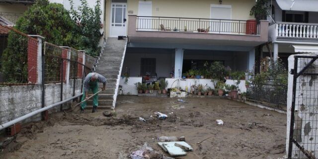 Εικόνες καταστροφής από την κακοκαιρία στη Θεσσαλονίκη: Πλημμυρισμένα σπίτια, λάσπη και προβλήματα