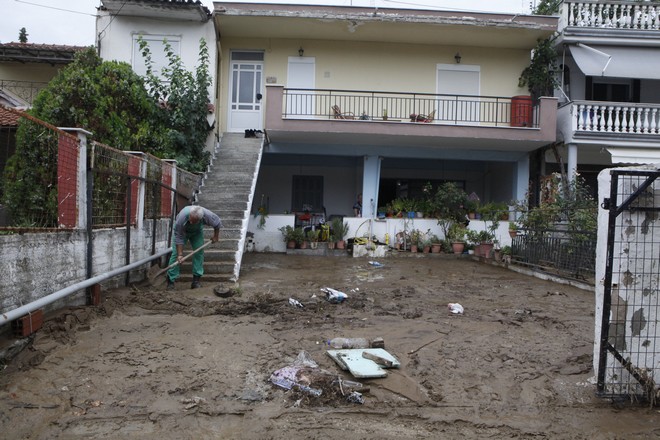 Εικόνες καταστροφής από την κακοκαιρία στη Θεσσαλονίκη: Πλημμυρισμένα σπίτια, λάσπη και προβλήματα