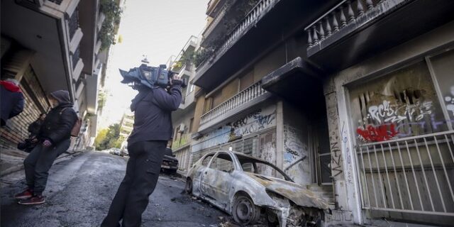 Θρίλερ με απανθρακωμένο πτώμα άντρα σε αυτοκίνητο στα Κάτω Πατήσια