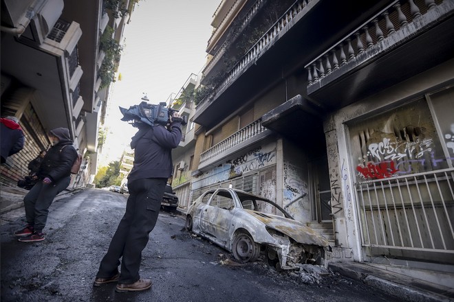 Θρίλερ με απανθρακωμένο πτώμα άντρα σε αυτοκίνητο στα Κάτω Πατήσια