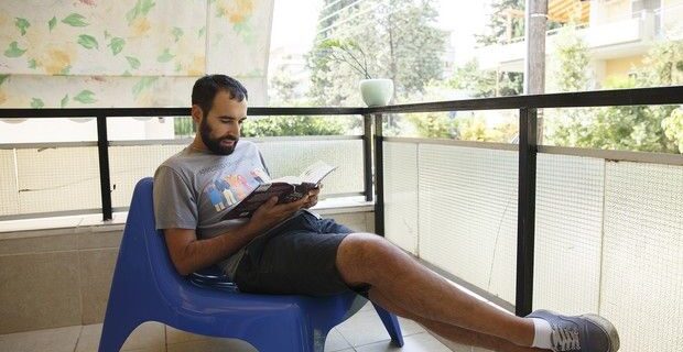 Το να κατασκοπεύεις τη γειτονιά θέλει και τη σωστή καρέκλα