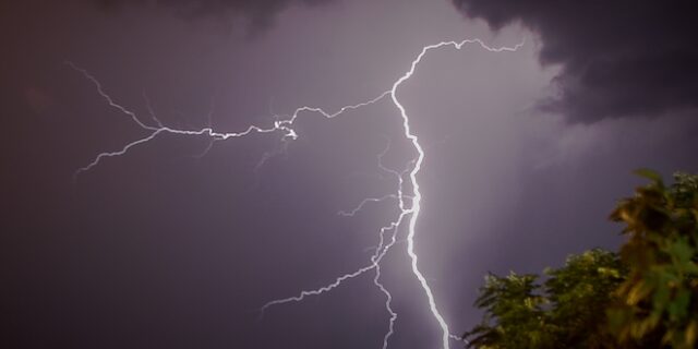 Χαλάει ο καιρός: Καταιγίδες, ισχυροί άνεμοι και πτώση θερμοκρασίας – Ποιες περιοχές θα επηρεαστούν