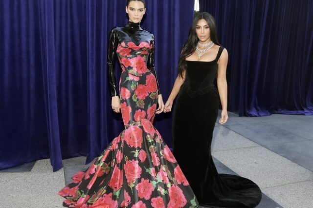 Emmys 2019: Η αιθέρια εμφάνιση της Kendall Jenner έκανε την Kim Kardashian να μοιάζει “λίγη”