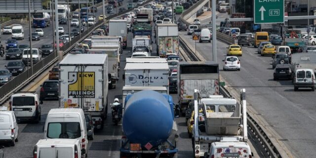 Κίνηση στους δρόμους: Οδηγοί κουράγιο! Απροσπέλαστο το κέντρο της Αθήνας