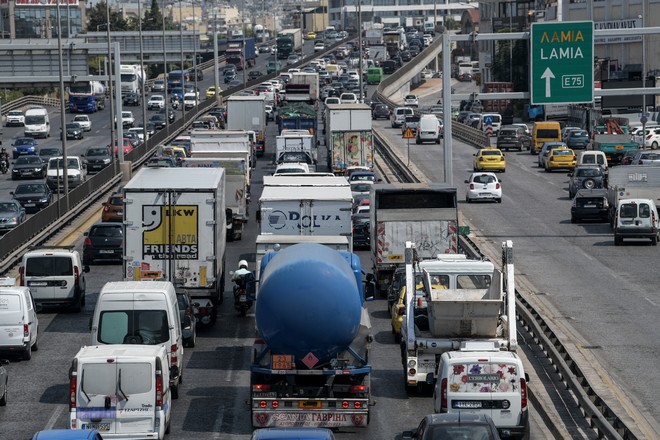 Κίνηση στους δρόμους: Οδηγοί κουράγιο! Απροσπέλαστο το κέντρο της Αθήνας