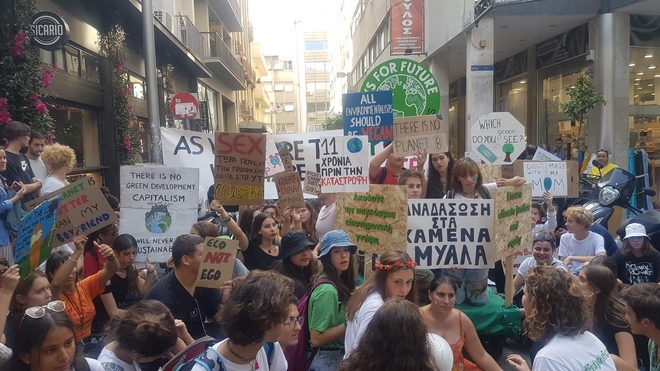 Μαθητική πορεία κατά της κλιματικής αλλαγής στο κέντρο της Αθήνας