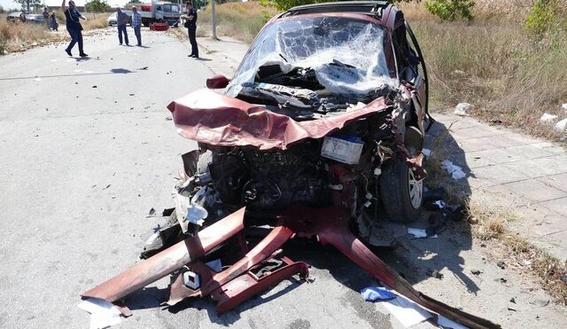 Καραμπόλα τριών αυτοκινήτων στον Τύρναβο με τραυματίες – Οι δύο σοβαρά
