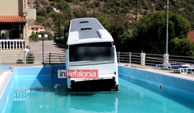 Κεφαλονιά: Λεωφορείο έκανε “βουτιά” σε πισίνα ξενοδοχείου