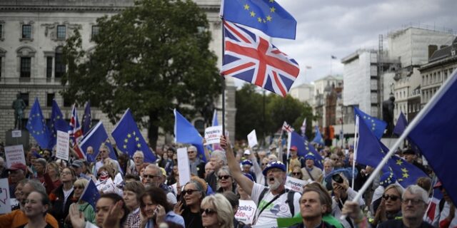 Βρετανία: Ράλι για τη στερλίνα καθώς περιορίζονται οι φόβοι για Brexit χωρίς συμφωνία