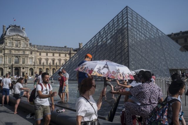 Γαλλία: Ακτιβιστές πασάλειψαν με μελάσα την Πυραμίδα του Λούβρου