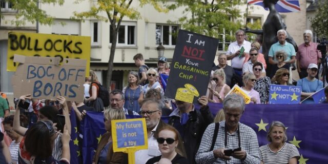 Λουξεμβούργο: Διαδηλωτές έδιωξαν τον Τζόνσον-  Έφυγε άρον άρον από τη συνέντευξη Τύπου