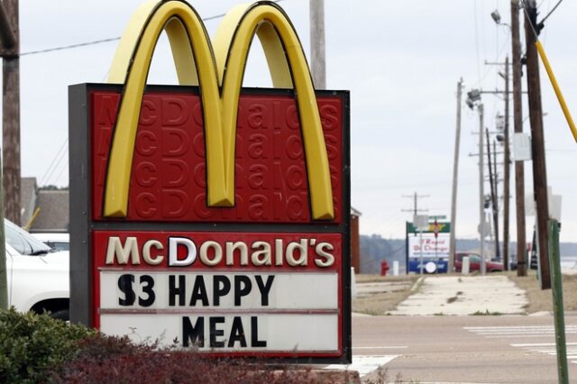 Τα McDonald’s και Burger King καταργούν τα δώρα με τα παιδικά γεύματα για να σώσουν το περιβάλλον