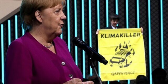 Γερμανία: Ακτιβιστής προσπάθησε να πλησιάσει τη Μέρκελ σε έκθεση αυτοκινήτου
