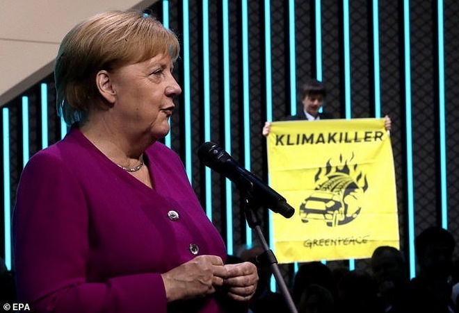 Γερμανία: Ακτιβιστής προσπάθησε να πλησιάσει τη Μέρκελ σε έκθεση αυτοκινήτου