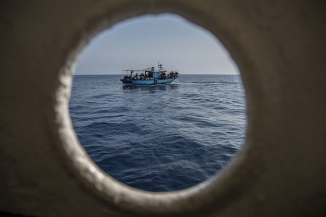 Αλβανικό πλοίο σώζει μετανάστες στο Αιγαίο