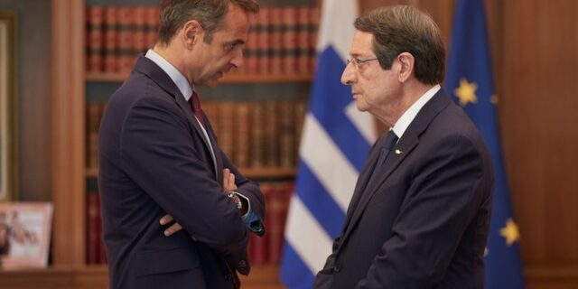 Μητσοτάκης σε Αναστασιάδη: Η παραβατική συμπεριφορά της Τουρκίας προκαλεί