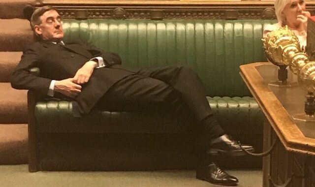 Brexit: Στενός συνεργάτης του Τζόνσον κοιμάται “τον ύπνο του δικαίου” – Πάρτι στα social