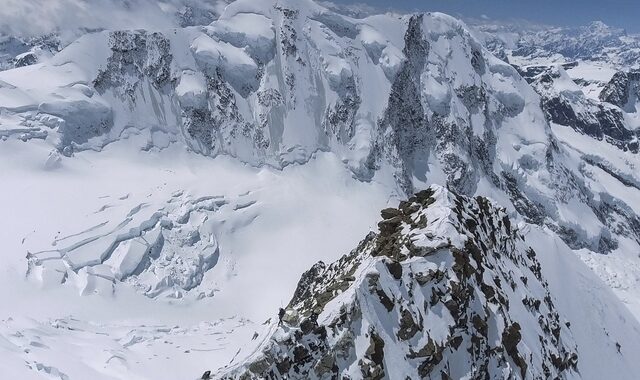 Άλπεις: Πιθανή κατάρρευση παγετώνα στο Λευκό Όρος – Εκκενώνονται χωριά