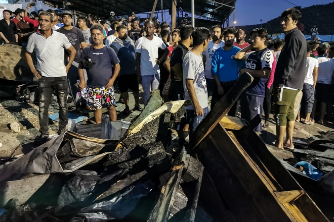 Μόρια: “Έψαχναν στα αποκαΐδια – Είδα μια κουβέρτα με καμένο κρέας”