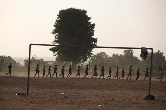 Νιγηρία: 300 αγόρια βρέθηκαν αλυσοδεμένα σε “κατηχητικό” τζιχαντιστών