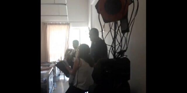 Βίντεο: Γιατρός του ΠΑΓΝΗ τραγουδάει σε ασθενείς της ογκολογικής κλινικής