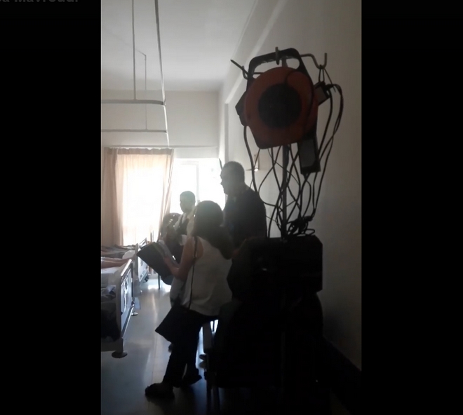 Βίντεο: Γιατρός του ΠΑΓΝΗ τραγουδάει σε ασθενείς της ογκολογικής κλινικής