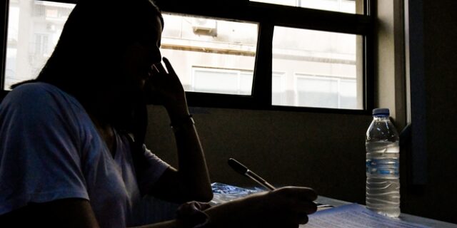 Πανελλήνιες: Την Τρίτη αρχίζουν οι επαναληπτικές εξετάσεις στα ΓΕΛ