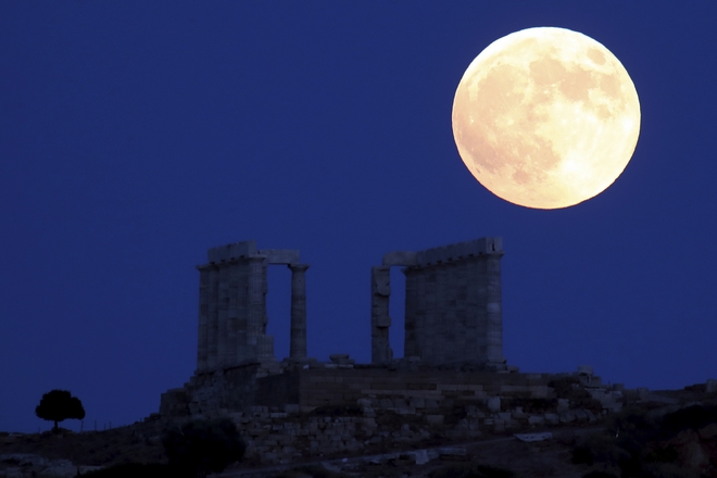 Απόψε που ‘χει ολόκληρο φεγγάρι: Πανσέληνος σήμερα, Παρασκευή και 13