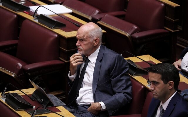 Γιατί αρνείται να αναλάβει οποιαδήποτε πρωτοβουλία εντός ή εκτός ΠΑΣΟΚ