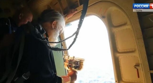 Ιερείς σε αεροπλάνο πετούν αγιασμό για να εξαγνίσουν πόλη από “μεθύσια και πορνεία”