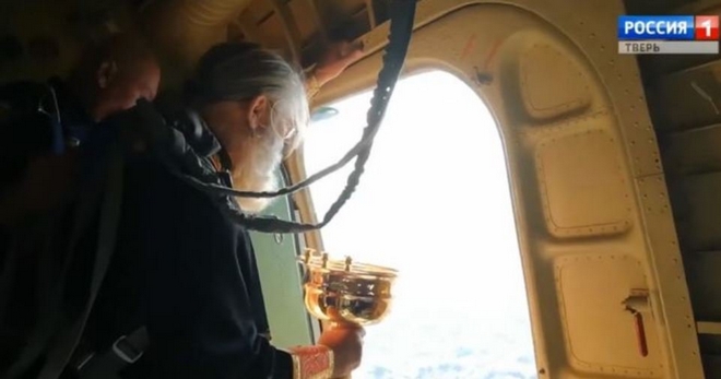Ιερείς σε αεροπλάνο πετούν αγιασμό για να εξαγνίσουν πόλη από “μεθύσια και πορνεία”
