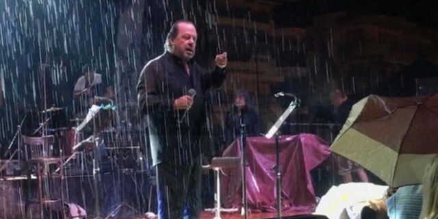Ένταση με Γιάννη Πάριο και δήμαρχο Νεάπολης σε συναυλία – “Δεν είναι σεισμός, βροχή είναι!”