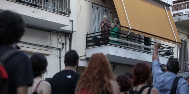 Πορεία για τον Παύλο Φύσσα: Αποθεώθηκαν οι ηλικιωμένες με τις σφιγμένες γροθιές