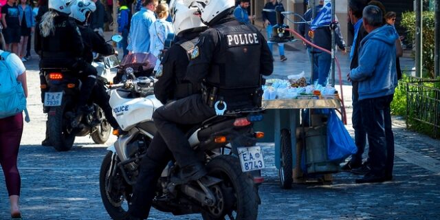 Οι πορτοφολάδες ξεσαλώνουν: Από τον τεχνητό συνωστισμό, στο λέρωμα του ρούχου
