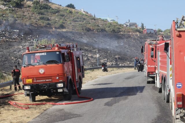 Φωτιά στην Κερατέα κοντά σε σπίτια