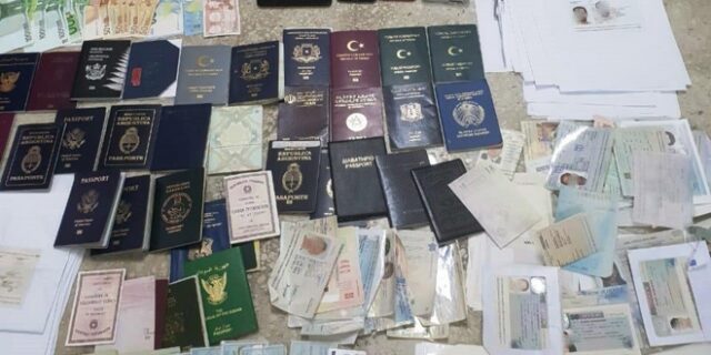 Εντοπίστηκε στο κέντρο της Αθήνας πλήρως εξοπλισμένο εργαστήριο πλαστών εγγράφων