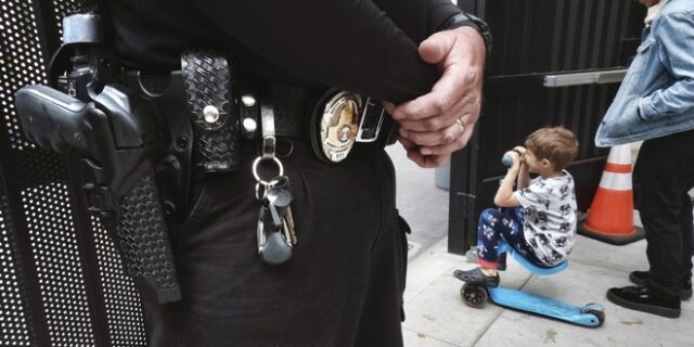 Σάλος στις ΗΠΑ: Αστυνομικός συνέλαβε δύο 6χρονα στο σχολείο τους