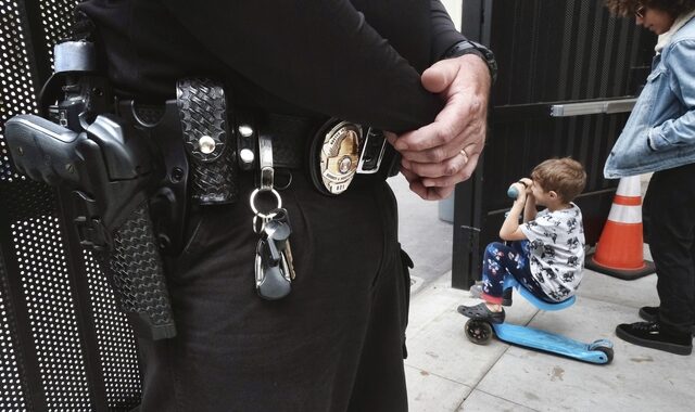 Σάλος στις ΗΠΑ: Αστυνομικός συνέλαβε δύο 6χρονα στο σχολείο τους