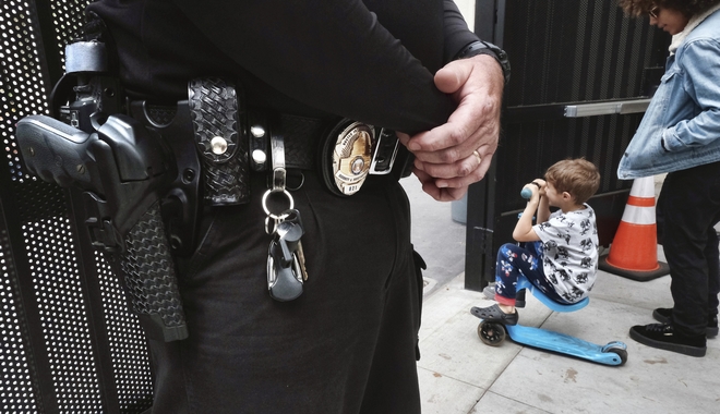 Σάλος στις ΗΠΑ: Αστυνομικός συνέλαβε δύο 6χρονα στο σχολείο τους