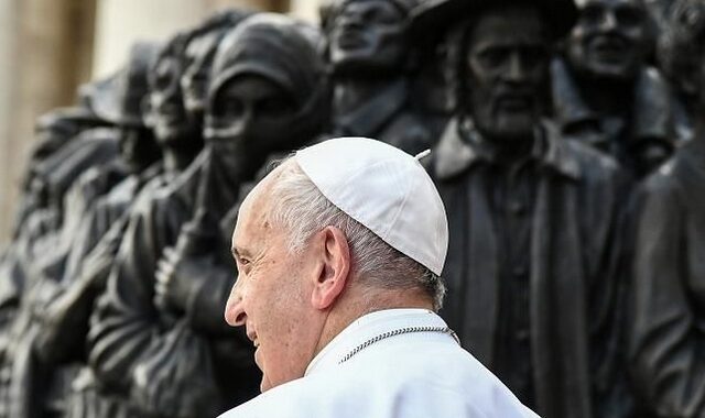 Βατικανό: Γλυπτό 140 μεταναστών και προσφύγων αποκάλυψε ο Πάπας στην πλατεία του Αγίου Πέτρου